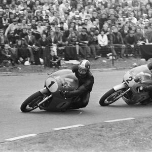 500cc_race._Mike_Hailwood_(nr._2)_in_duel_met_Giacomo_Agostini_(nr._1),_Bestanddeelnr_920-4317