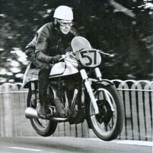 al-tt-del-1950-sul-ponte-ballaugh-bridge-con-la-norton-500-telaio-featherbed